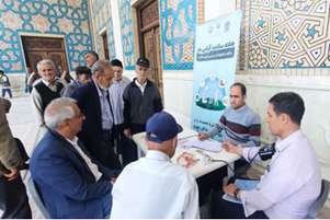 در اولین روز از هفته سلامت انجام شد؛ برپایی میز خدمت و ایستگاه سنجش سلامت نمازگزاران در نمازجمعه شیراز