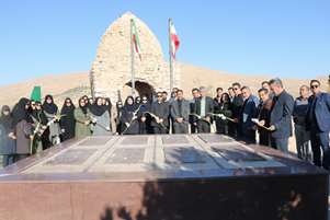 به مناسبت شهادت حضرت فاطمه الزهرا(س) و گرامیداشت هفته بسیج مراسم قرائت زیارت عاشورا همراه با گلباران و غبارروبی گلزار شهدا در تپه نور الشهدای شیراز برگزار شد