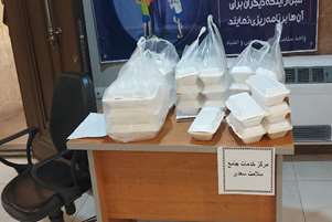 توزیع پنجاه پرس غذای متبرک عید سعید غدیرخم بین مادران باردار بی بضاعت در مرکز خدمات جامع سلامت سعدی