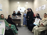 در هفته سلامت، بازدید از مرکز خدمات جامع سلامت گل سرخ همراه با اهدای شاخه گل به مادران شرکت کننده در کلاس آمادگی برای زایمان انجام شد