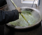 طبخ و توزیع آش نذری به مناسبت سالروز شهادت امام موسی کاظم (ع) و بیست و هفتم  رجب در مرکز بهداشت شهدای والفجر